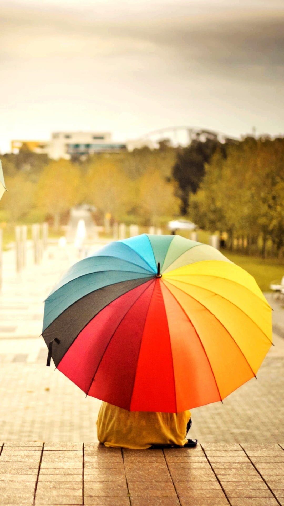 虹色の傘とセピア色の風景 Iphone Wallpapers